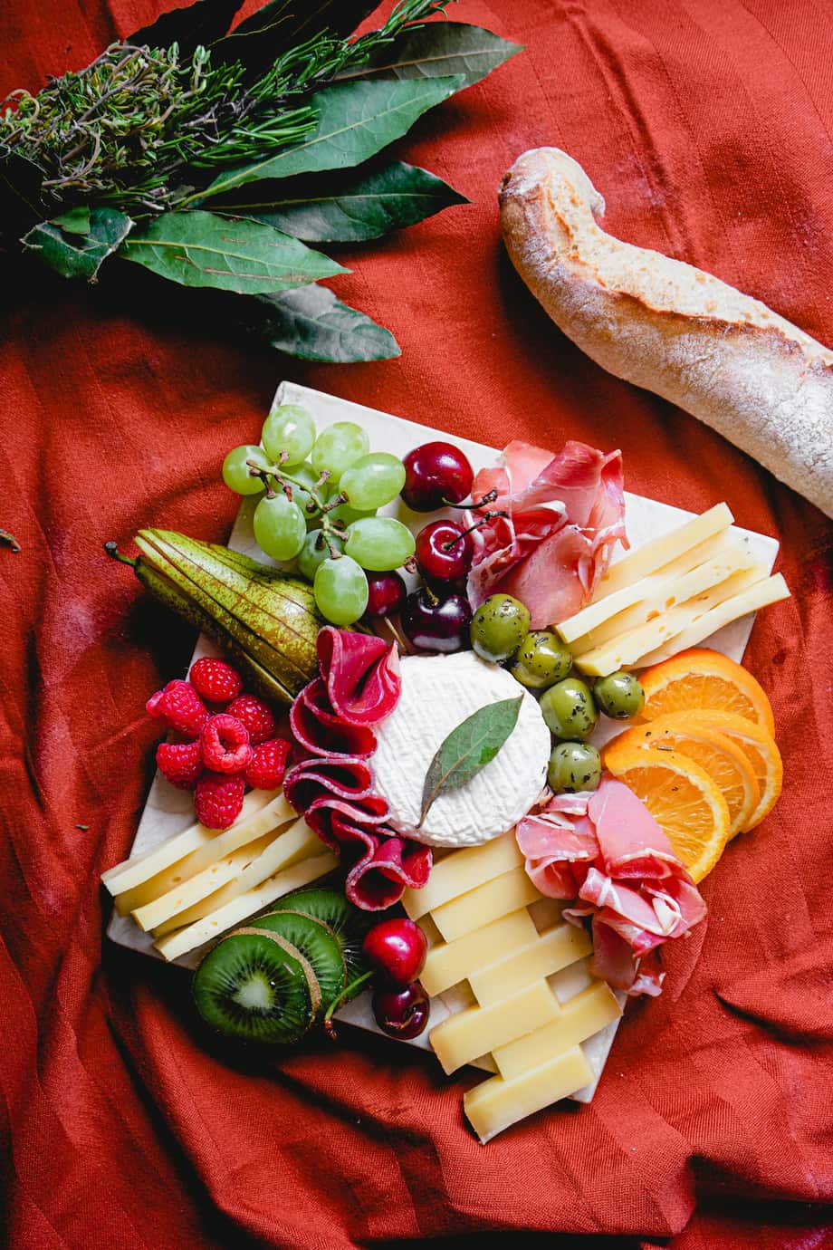Une planche garnie de fromages fermiers pis de charcuteries, comme celles de la démo.